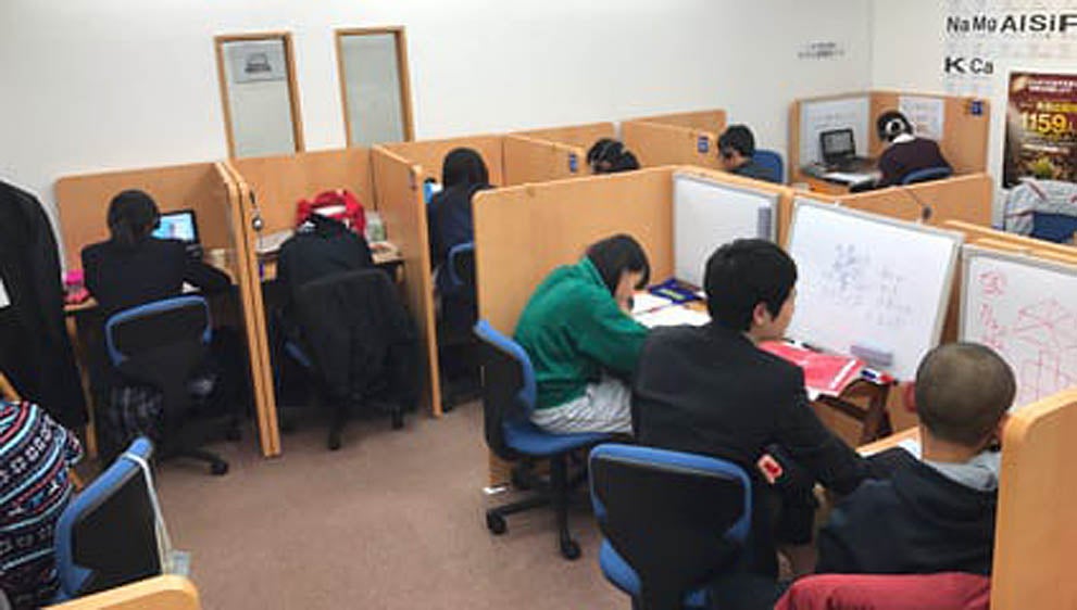 平間校 教室の隅々まで生徒の勉強のための空間