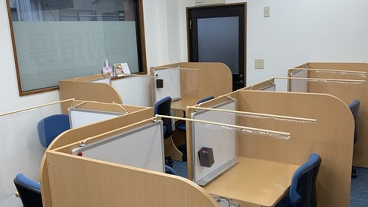 平間校 ライブ個別の1対2（1）個別指導・Axisのオンライン家庭教師指導やAxisPLUS・オンゼミ・映像講座はなど、基礎学習から受験対策まで自分のペースで学習できます。