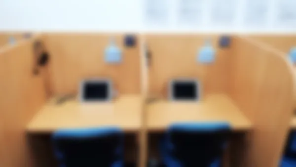 淵野辺校 オンラインゼミ、AxisPlus(AI学習)、Axisオンライン、受験映像講座ブースでは一人だけの空間で、基礎内容から難関大受験まで自分のペースで学習できます。