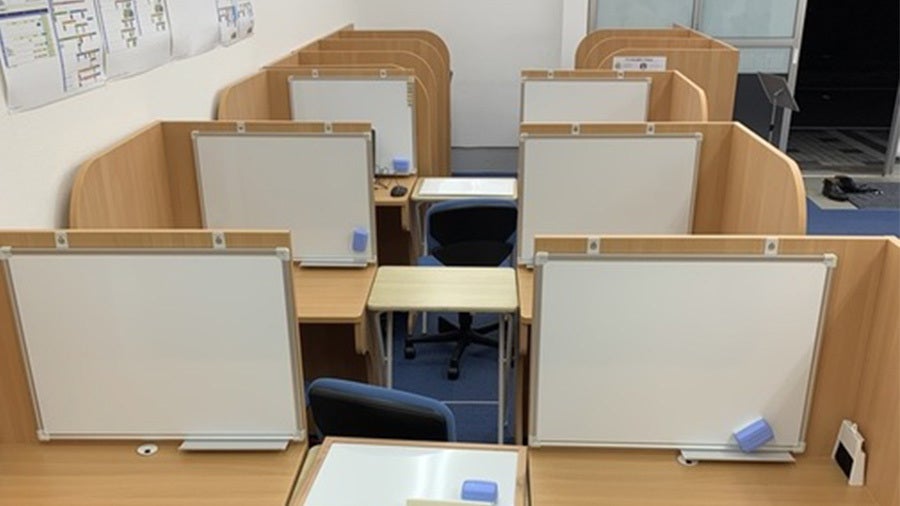 小田校 スーパー講師大学受験映像講座ブースでは基礎内容から難関大受験まで自分のペースで学習できます。