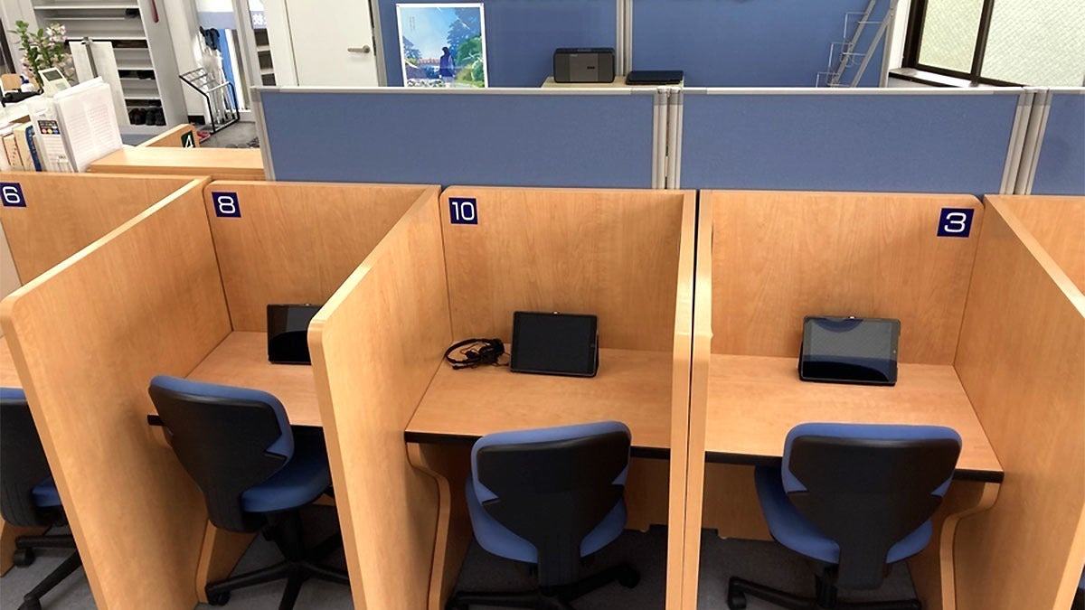 茅ヶ崎松が丘校 映像授業のブースを完備。希望の時間で受講できます！