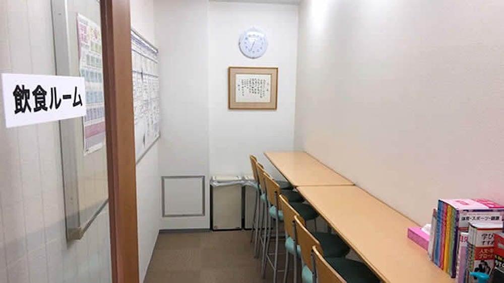 彦根校 飲食スペースを完備（電子レンジ有り）
