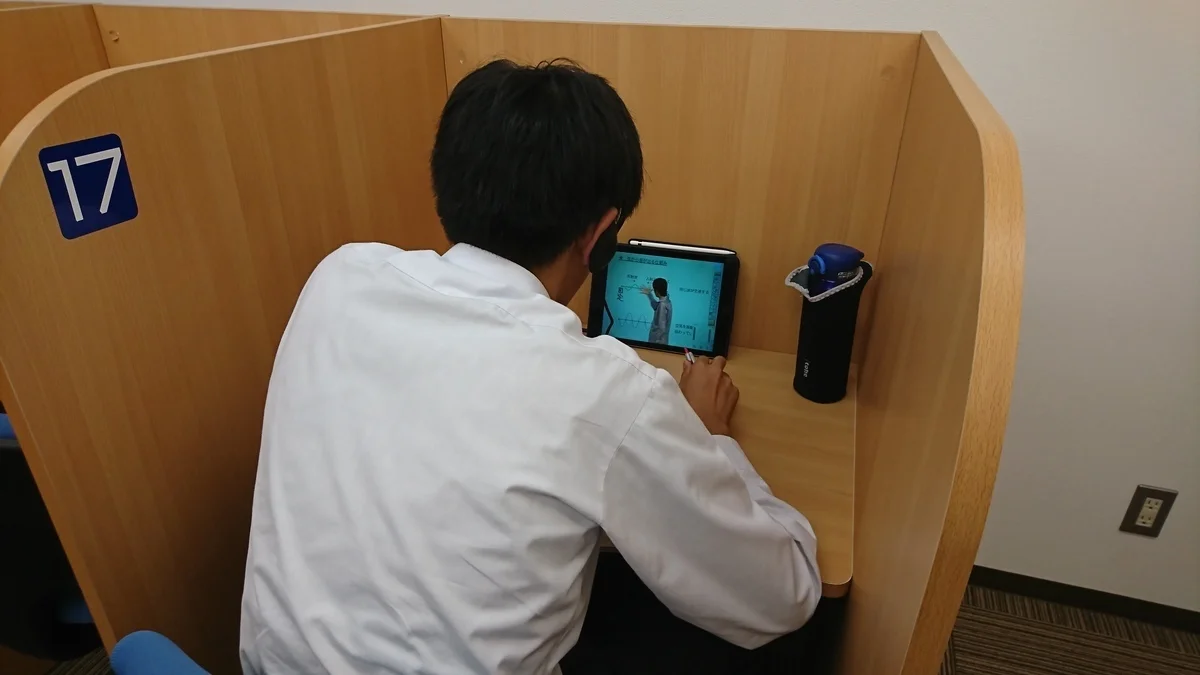 野洲校 スーパー講師大学受験映像講座ブースでは基礎内容から難関大受験まで自分のペースで学習できます。