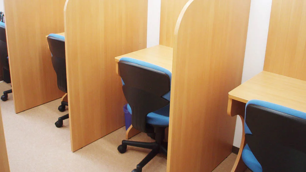 東新潟校 自習ブース完備！いつでも自由に使えます！
さらに、会員生はWi-Fiも無料で使えます。