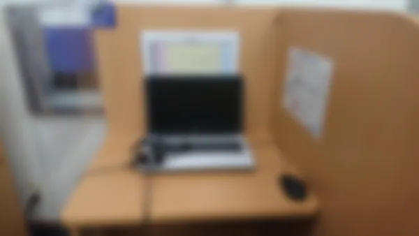 甲府池田校 スーパー講師大学受験映像講座ブースでは基礎内容から難関大受験まで自分のペースで学習できます。