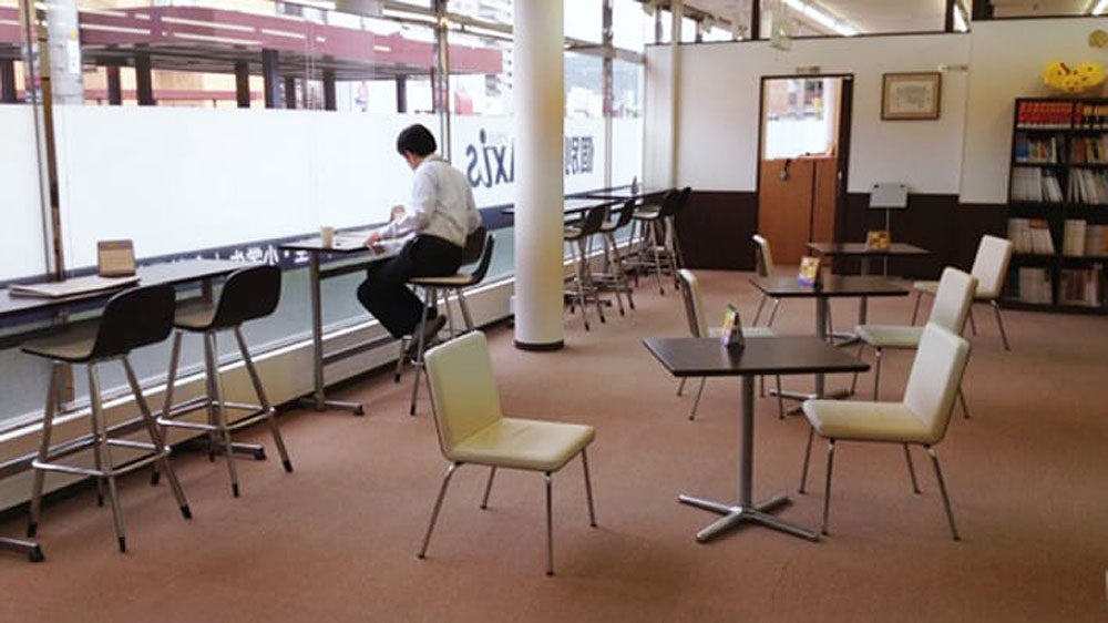 山口中央校 勉強の合い間に休憩できるフリースペースをご用意しました。