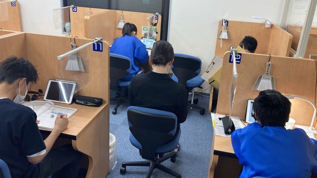 日永校 高校生は最先端のオンライン指導システム！