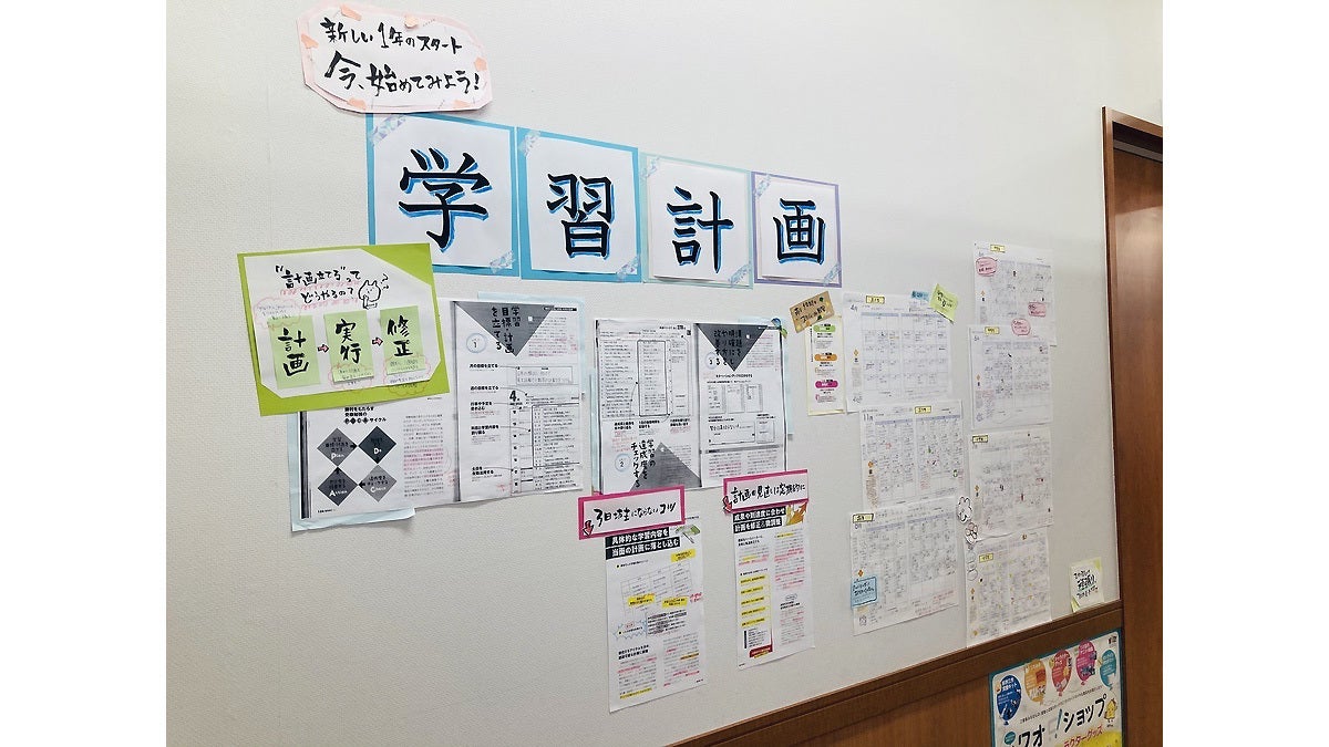 福山校 入ってすぐに合格実績を掲示しています。