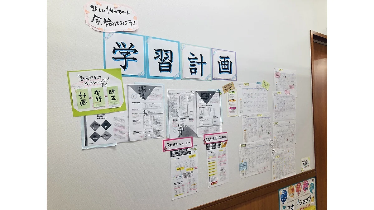 福山校 入ってすぐに合格実績を掲示しています。
