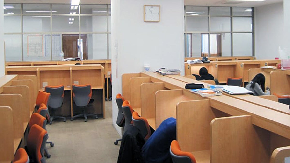 福山校 日曜日も利用できる自習ブースは好評です。