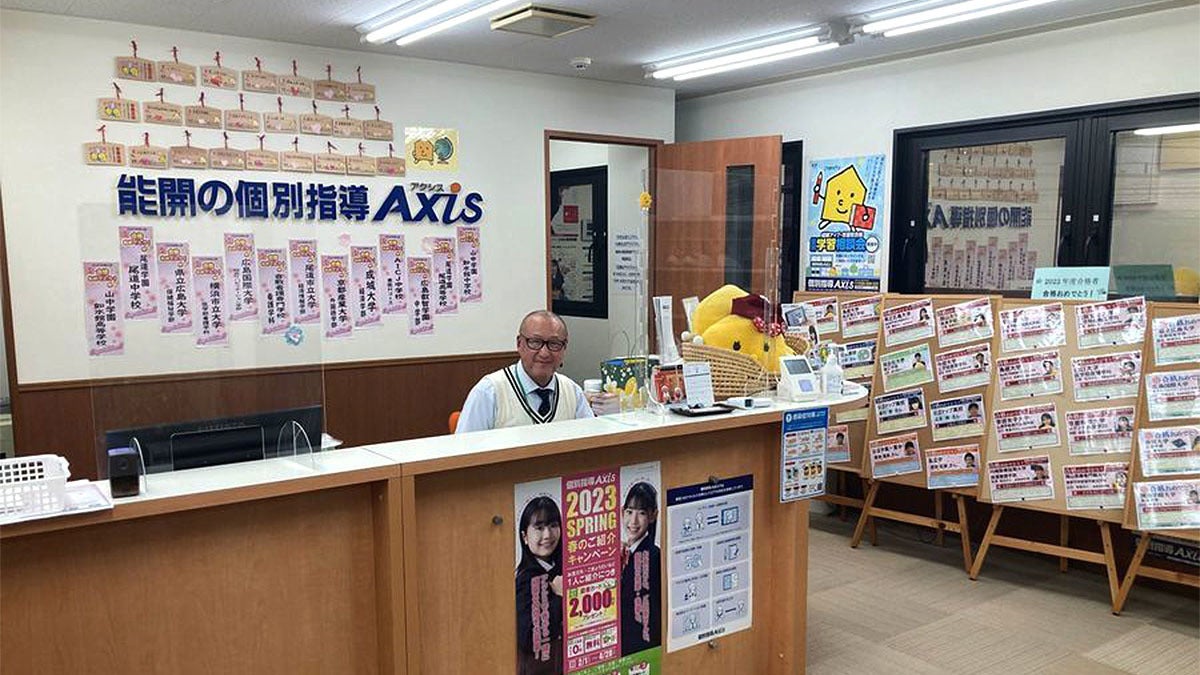 尾道校 受付で責任者が、皆さんをお出迎えします。