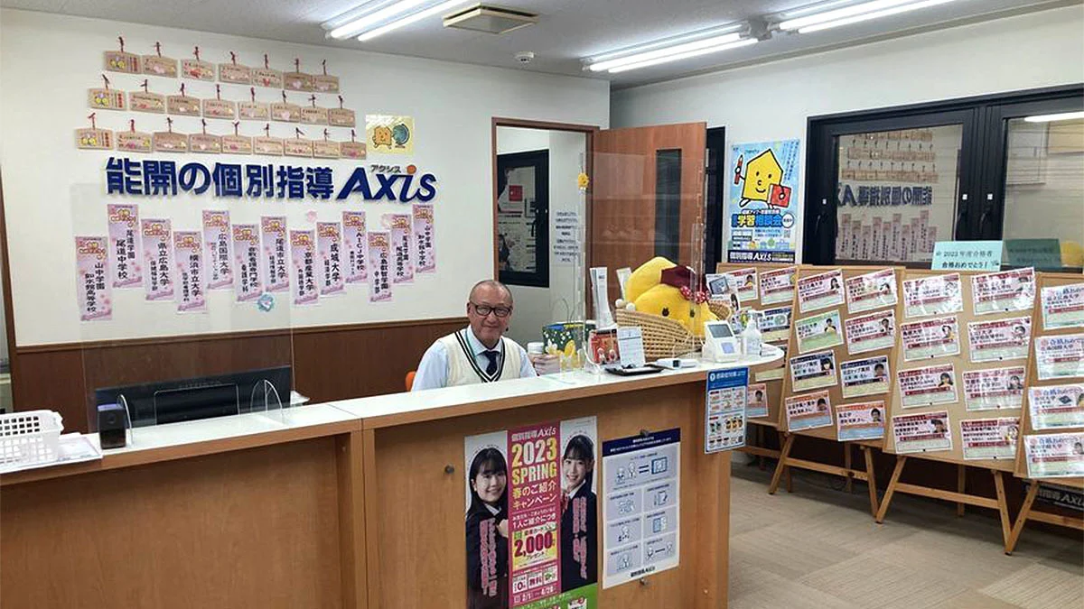 尾道校 受付で責任者が、皆さんをお出迎えします。