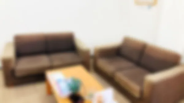 五日市校 学習相談や情報交換の場のソファ