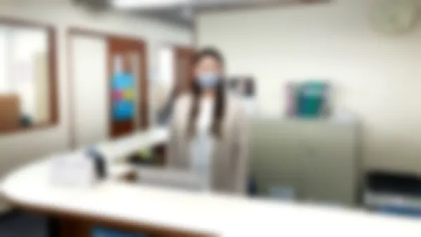 井口校 受付では、いつでも笑顔でお迎え・見送りしています。