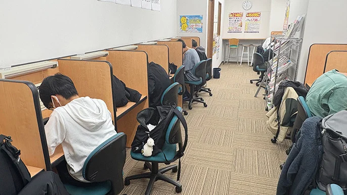西原校 真剣に、かつ集中して自習できます。
