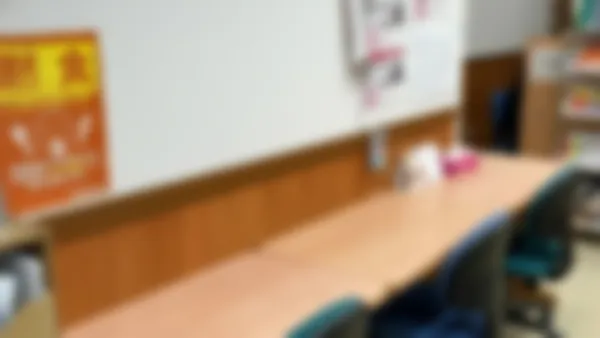 大町校 教室に入ってすぐのカウンターです。