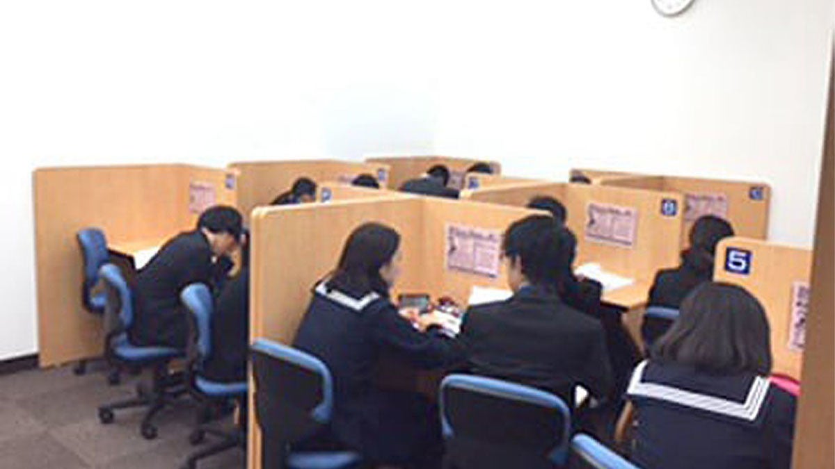 矢野校 授業の教室内の様子です。となりにいつも指導者がいるので安心して受講いただけます。