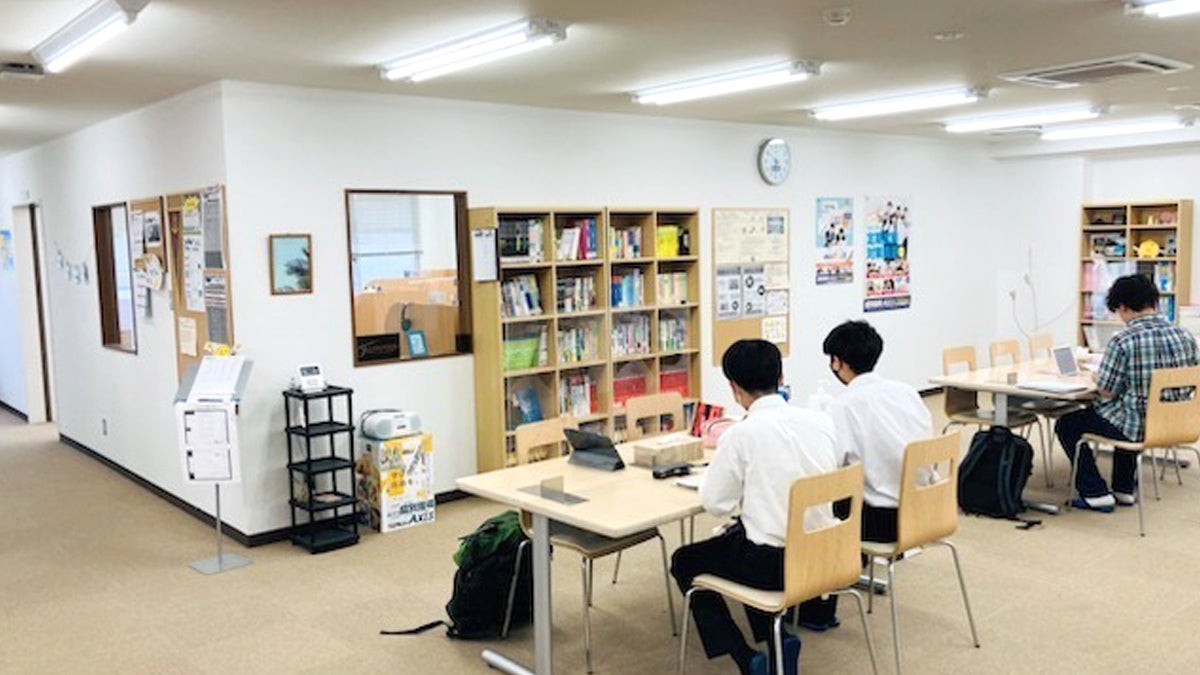 呉駅前校 フリースペースで勉強中の様子です。