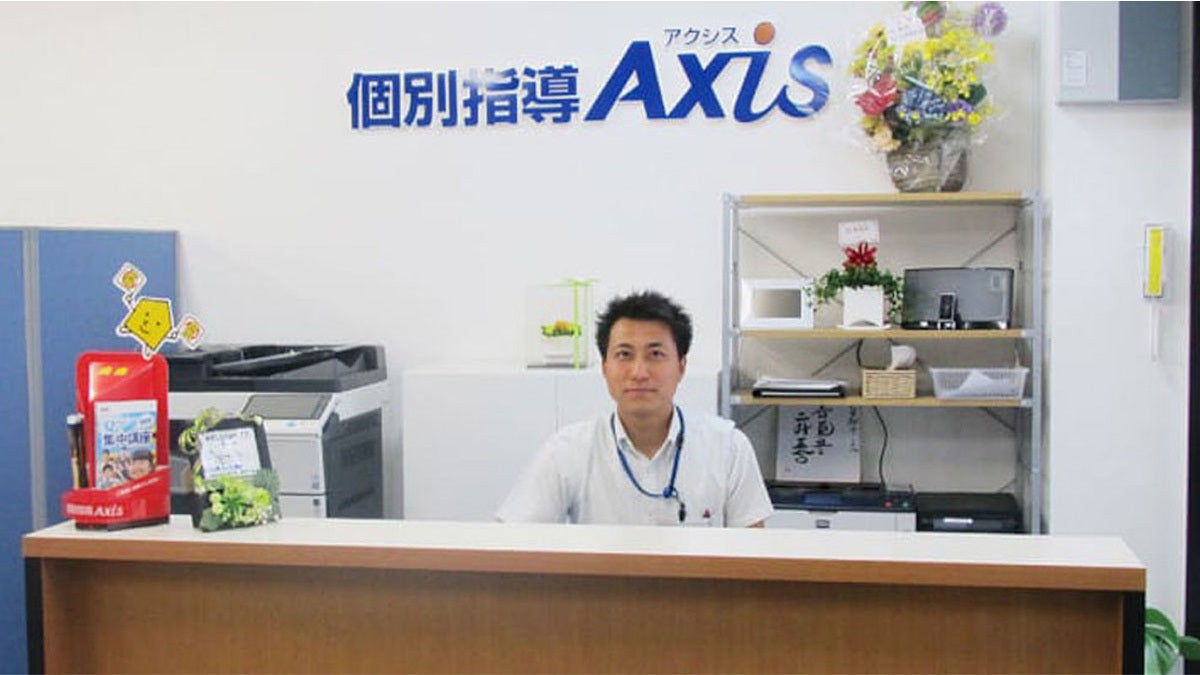 曙校 受付は、いつもさわやかな笑顔でお出迎え。