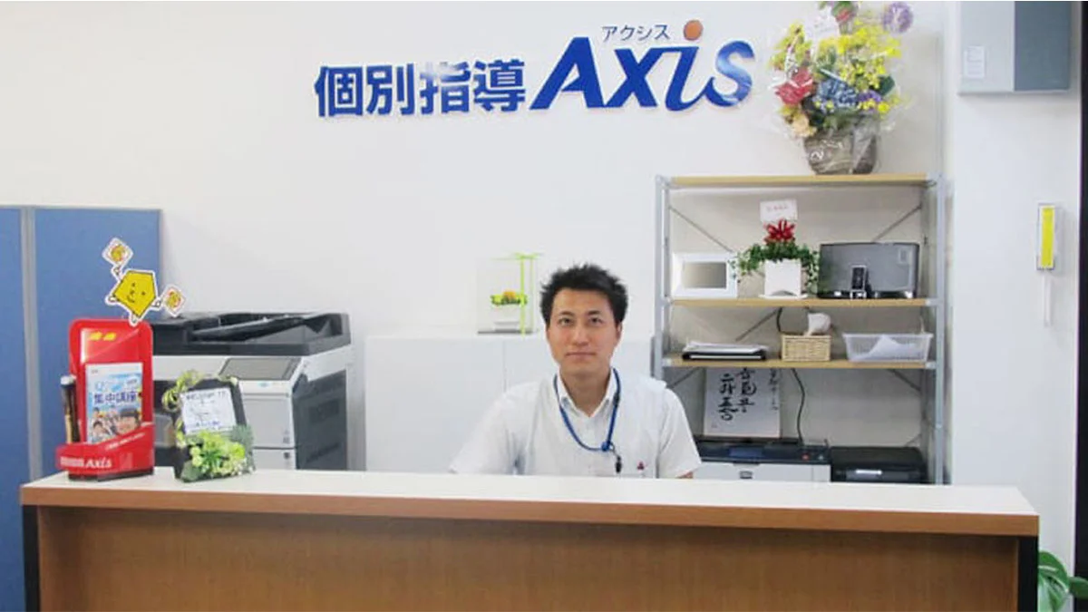 曙校 受付は、いつもさわやかな笑顔でお出迎え。