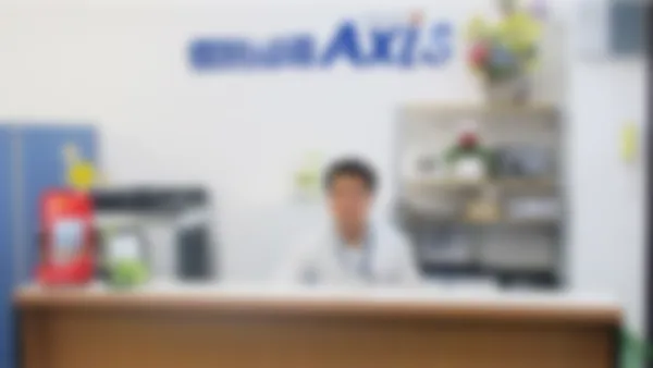 曙校 受付は、いつもさわやかな笑顔でお出迎え。