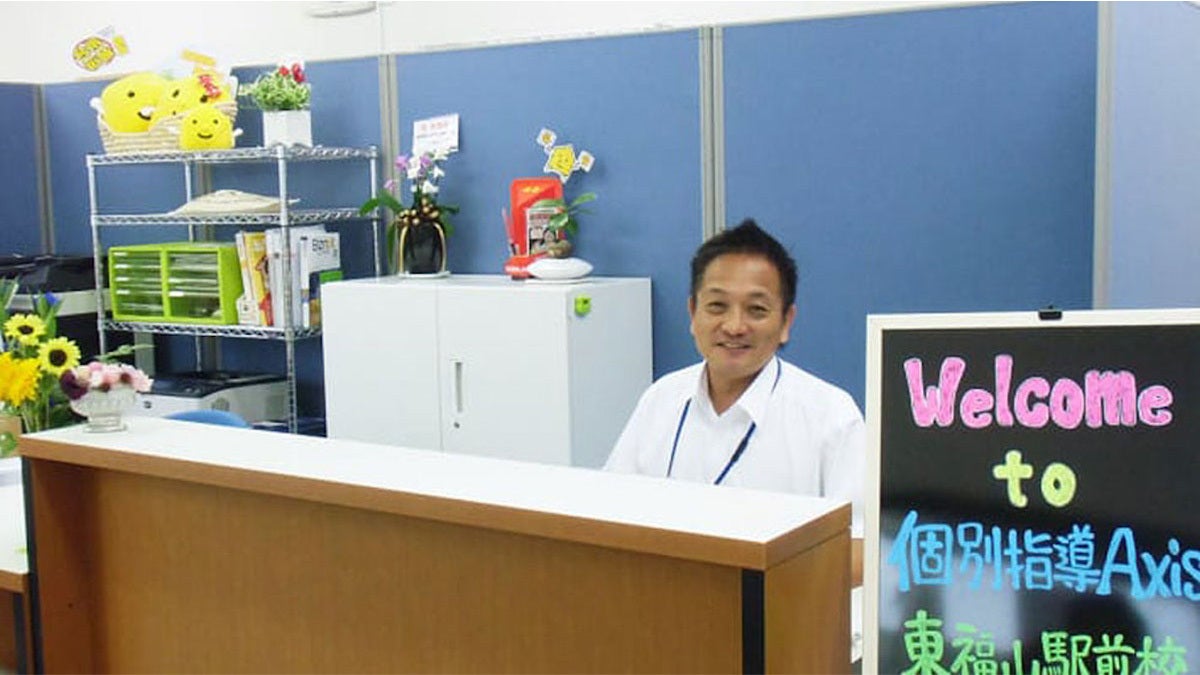 東福山駅前校 入り口のドアを開けたら、受付があります。