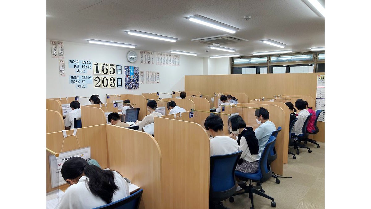 松永校 活気に満ち溢れた教室で、「自分で解く力」を身につけられます。