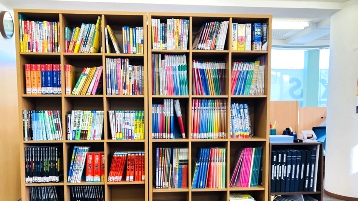 城南川内校 自習用教材や参考資料も充実!