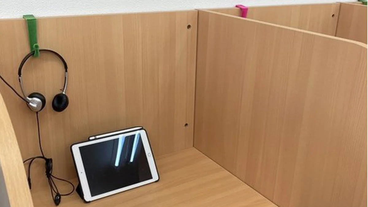 上安校 スーパー講師大学受験映像講座ブースでは基礎内容から難関大受験まで自分のペースで学習できます。