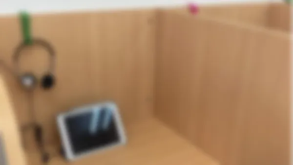 上安校 スーパー講師大学受験映像講座ブースでは基礎内容から難関大受験まで自分のペースで学習できます。