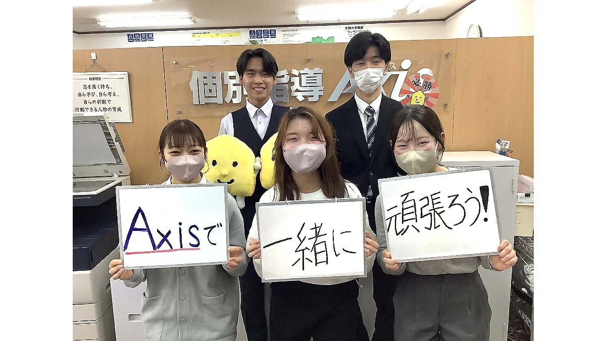 上安校 元気な挨拶が自慢！笑顔いっぱいの受付。