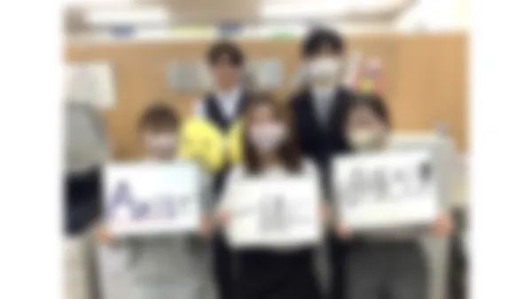 上安校 元気な挨拶が自慢!笑顔いっぱいの受付。