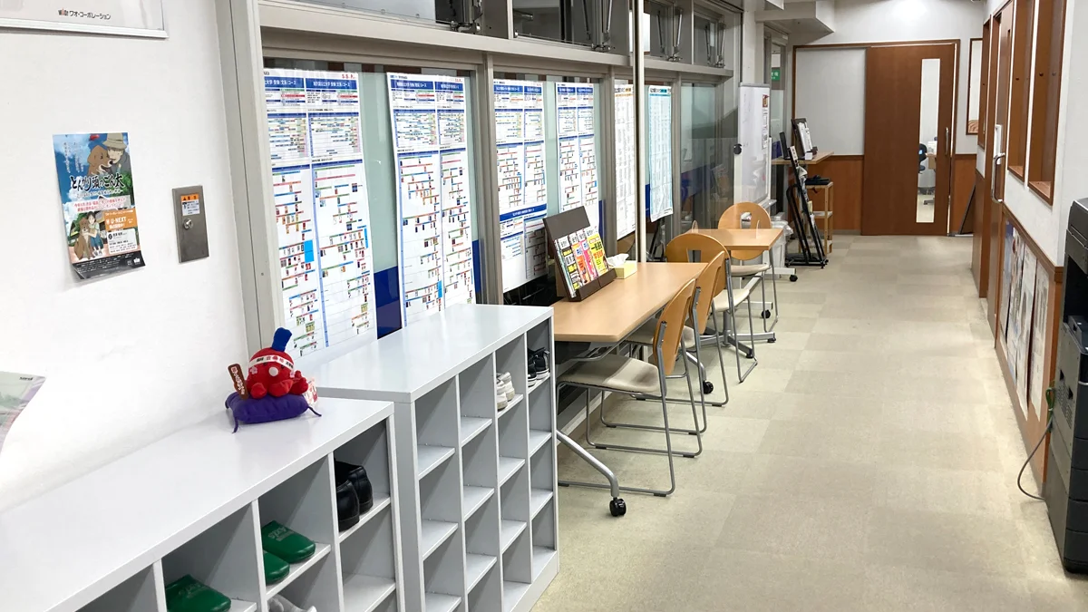 春日校 廊下と談話スペース