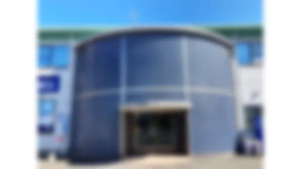 東尾道校 こちらの自動ドアから建物内にお入りください