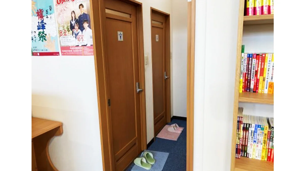 東尾道校 男女別の洋式トイレで長時間の授業・自習も安心です