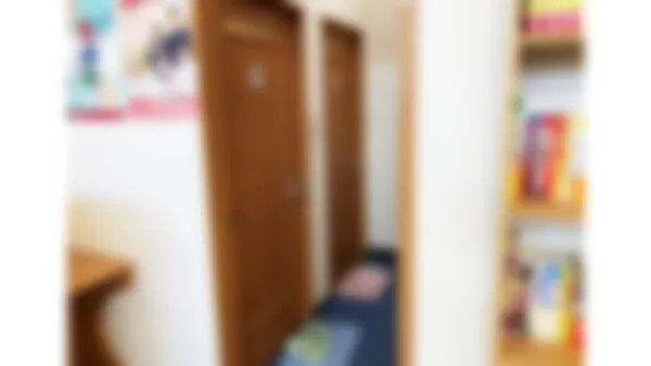 東尾道校 男女別の洋式トイレで長時間の授業・自習も安心です