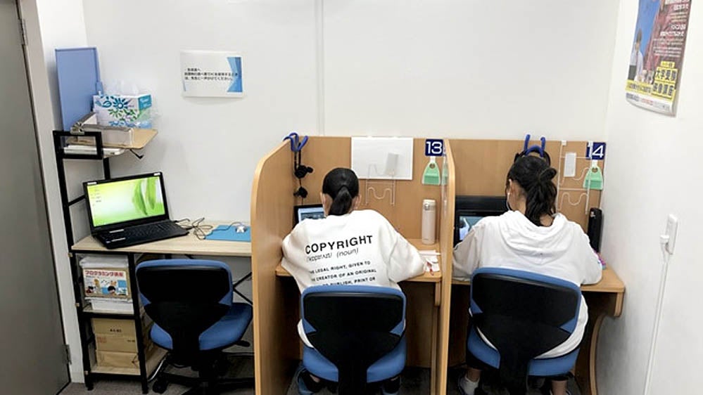 日進校 スーパー講師大学受験映像講座ブースでは基礎内容から難関大受験まで自分のペースで学習できます。