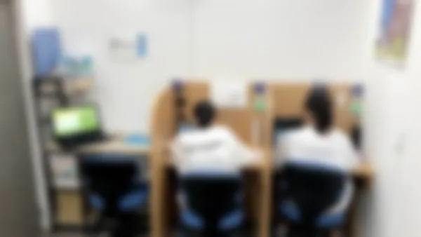 日進校 スーパー講師大学受験映像講座ブースでは基礎内容から難関大受験まで自分のペースで学習できます。