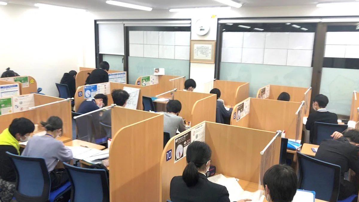 中浦和駅前校 写真左手には自習ブースも完備！
真剣に、かつ集中して自習できます