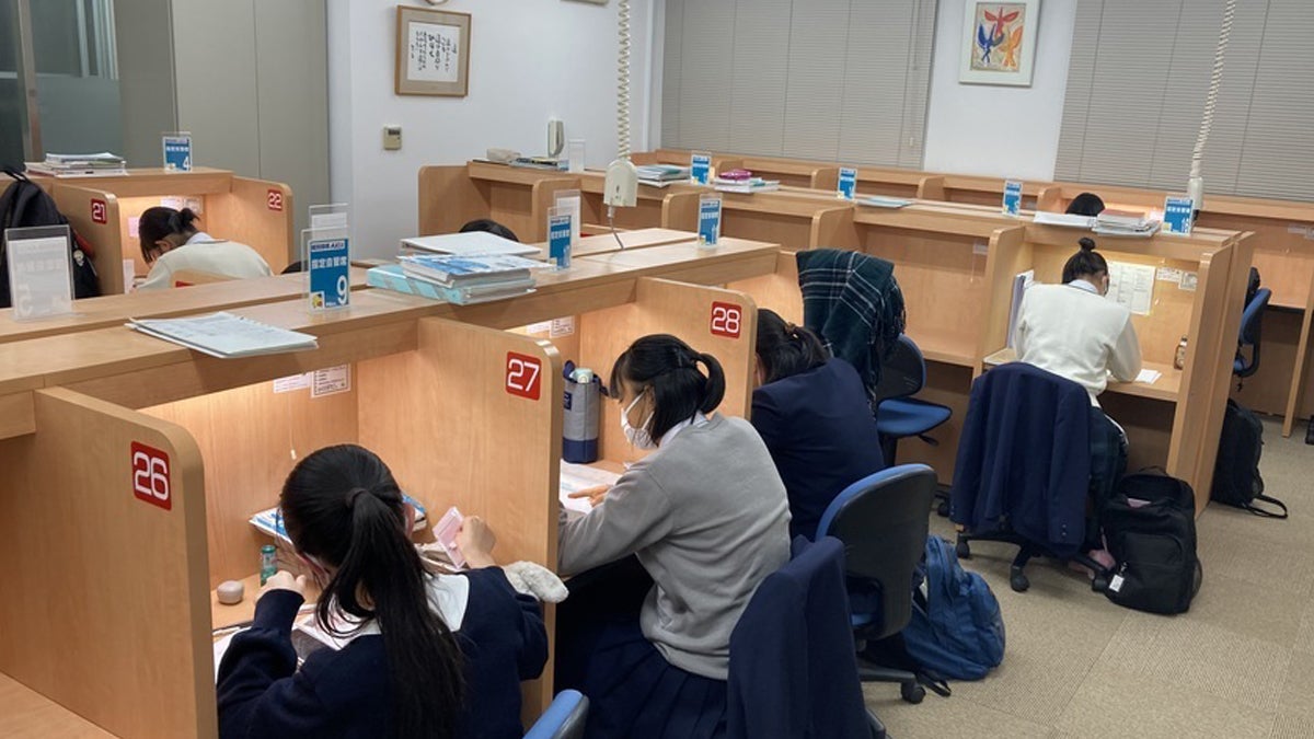 佐賀駅前校 広々とした自習室が使い放題です。