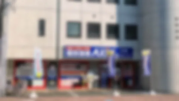 巴校 校舎は北街道沿いにあります。駐輪場、駐車場とも完備。