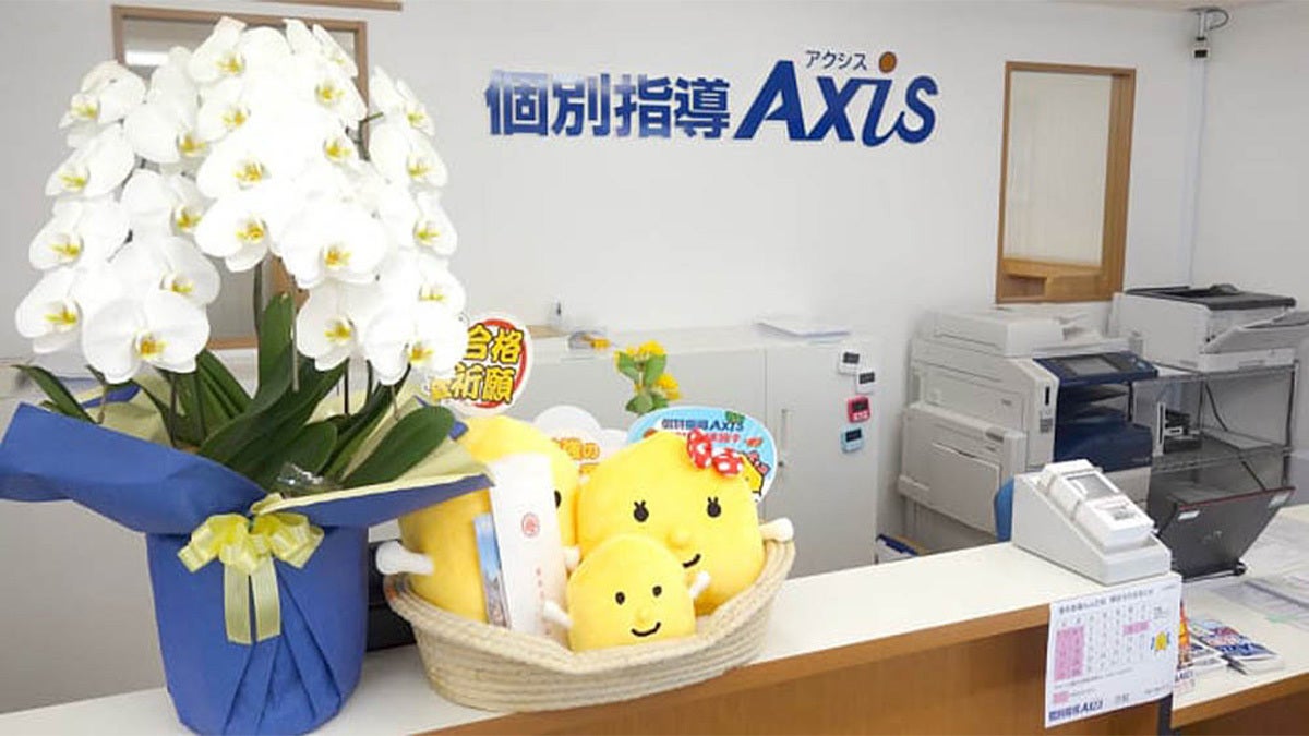 巴校 アクシスのキャラクター「ごうかくクン」が出迎える受付です。