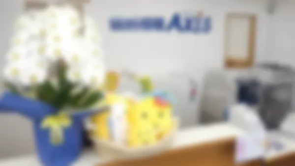 巴校 アクシスのキャラクター「ごうかくクン」が出迎える受付です。