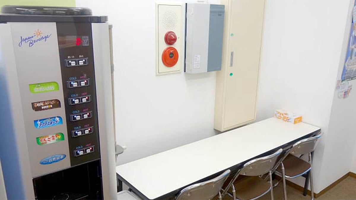 巴校 飲食もできる休憩スペースです。フリードリンクもあります。