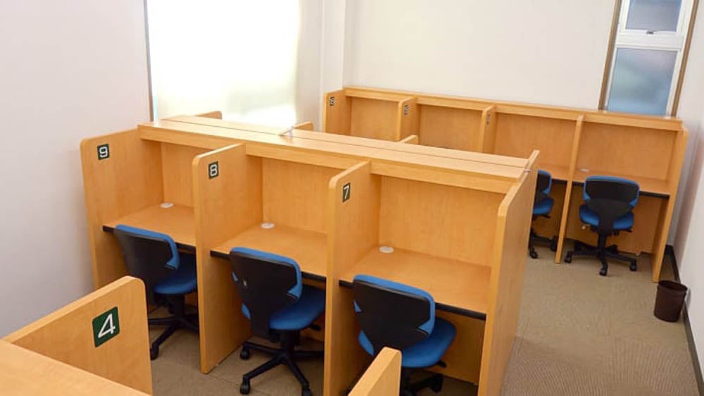 井宮校 1Fの自習スペース。一人ずつ分かれた机で、集中して勉強ができます。