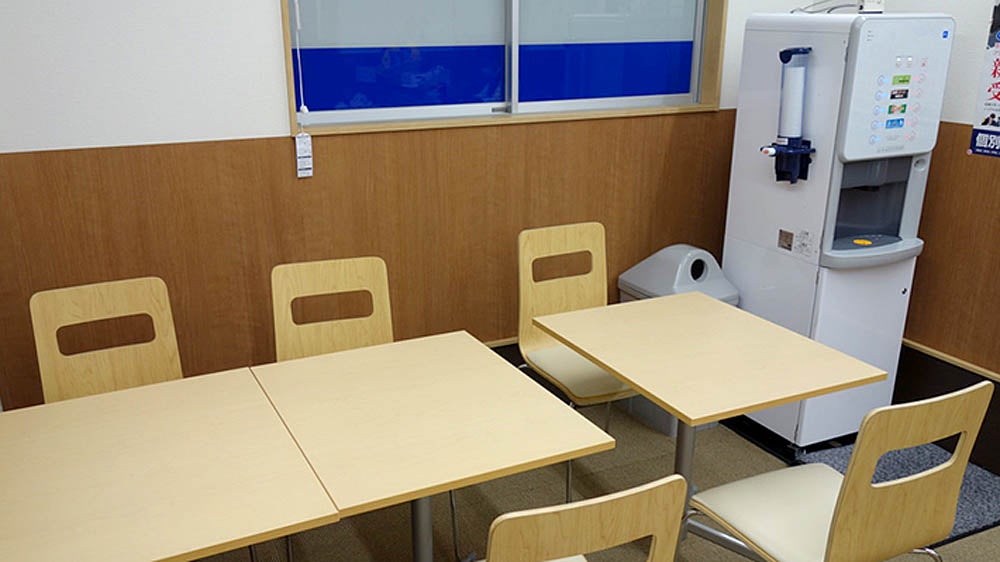 羽鳥校 飲食もできる休憩スペースです。フリードリンクもあります！