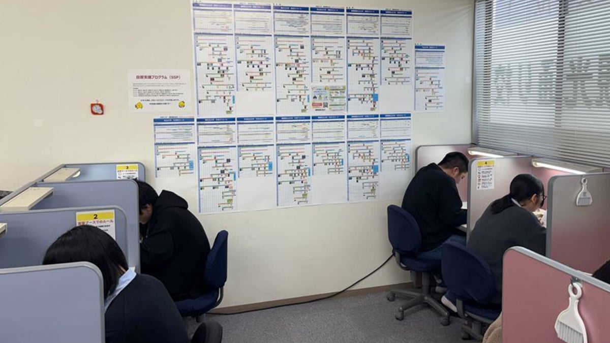 観光通り校 授業のない日でも利用可能な個人別自習ブース