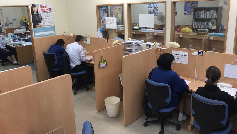 本八戸校 先生はいつも隣に。わからないことはその場で解消！