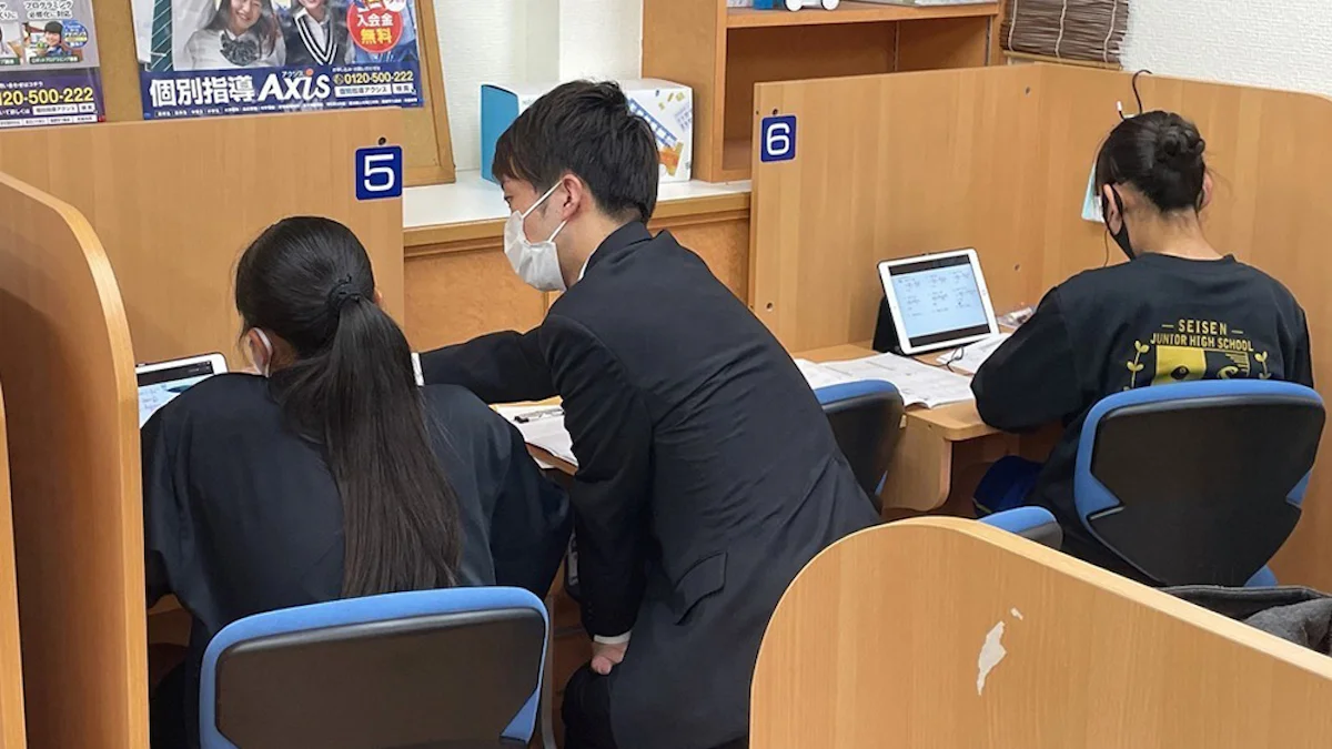 西泉校 AxisPLUSの授業ではタブレット端末などを使い自分のペースで学習できます。