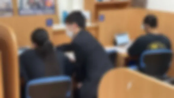 西泉校 AxisPLUSの授業ではタブレット端末などを使い自分のペースで学習できます。